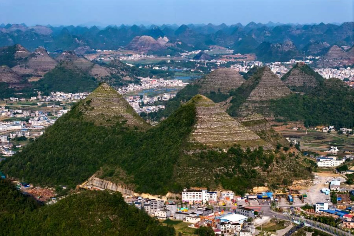 Çin\'deki Piramit Benzeri Dağlar Turistlerin İlgi Odağı Haline Geldi