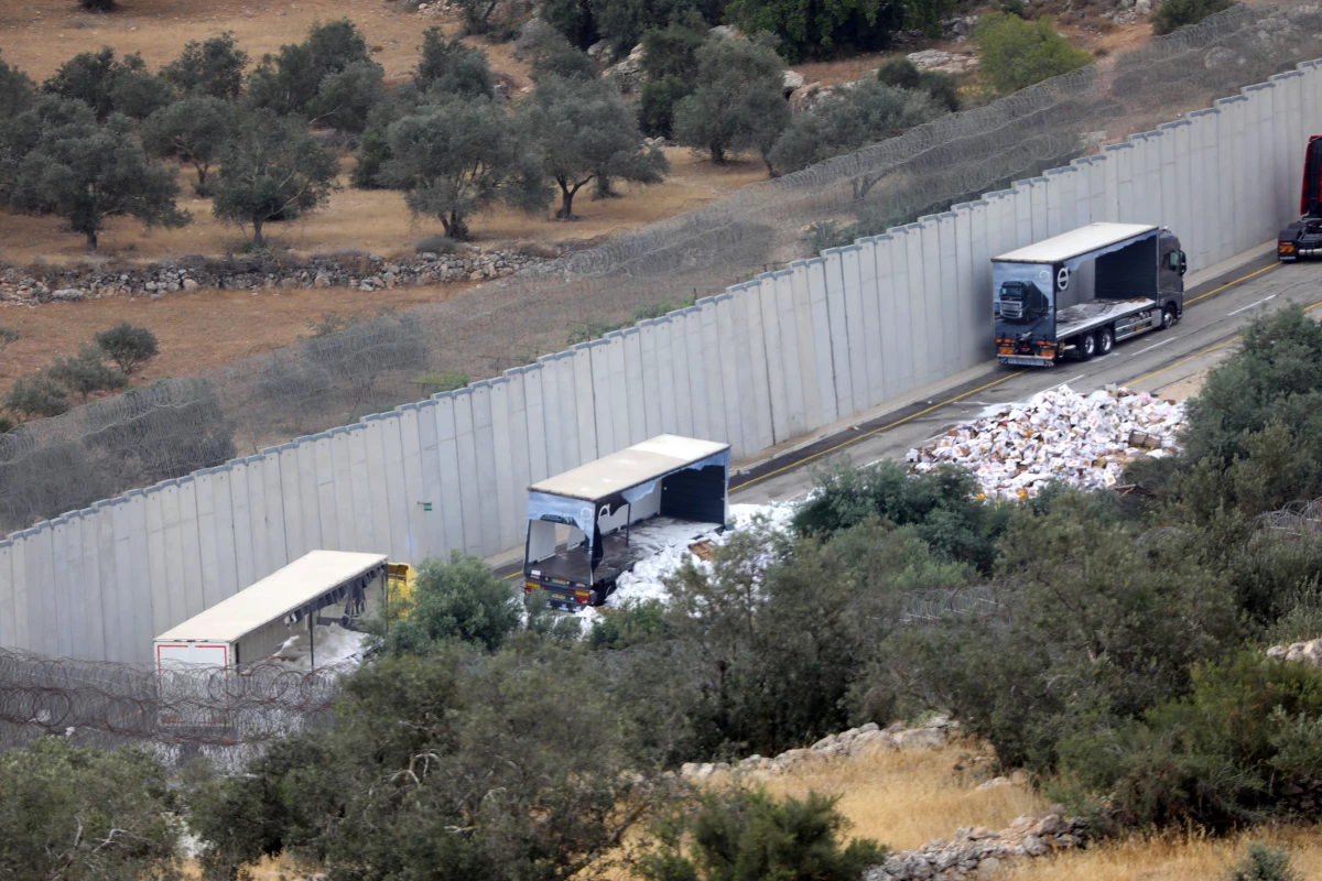 İsrailli yerleşimciler Gazze\'ye yardım taşıyan kamyonları tahrip etti