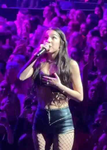 Amerikalı şarkıcı Olivia Rodrigo, konser sırasında sutyeni açılınca ne yapacağını şaşırdı Amerikalı şarkıcı Olivia Rodrigo, konser sırasında sutyeni açılınca ne yapacağını şaşırdı