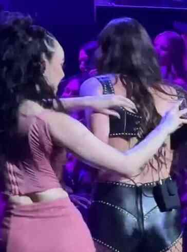 Amerikalı şarkıcı Olivia Rodrigo, konser sırasında sutyeni açılınca ne yapacağını şaşırdı Amerikalı şarkıcı Olivia Rodrigo, konser sırasında sutyeni açılınca ne yapacağını şaşırdı