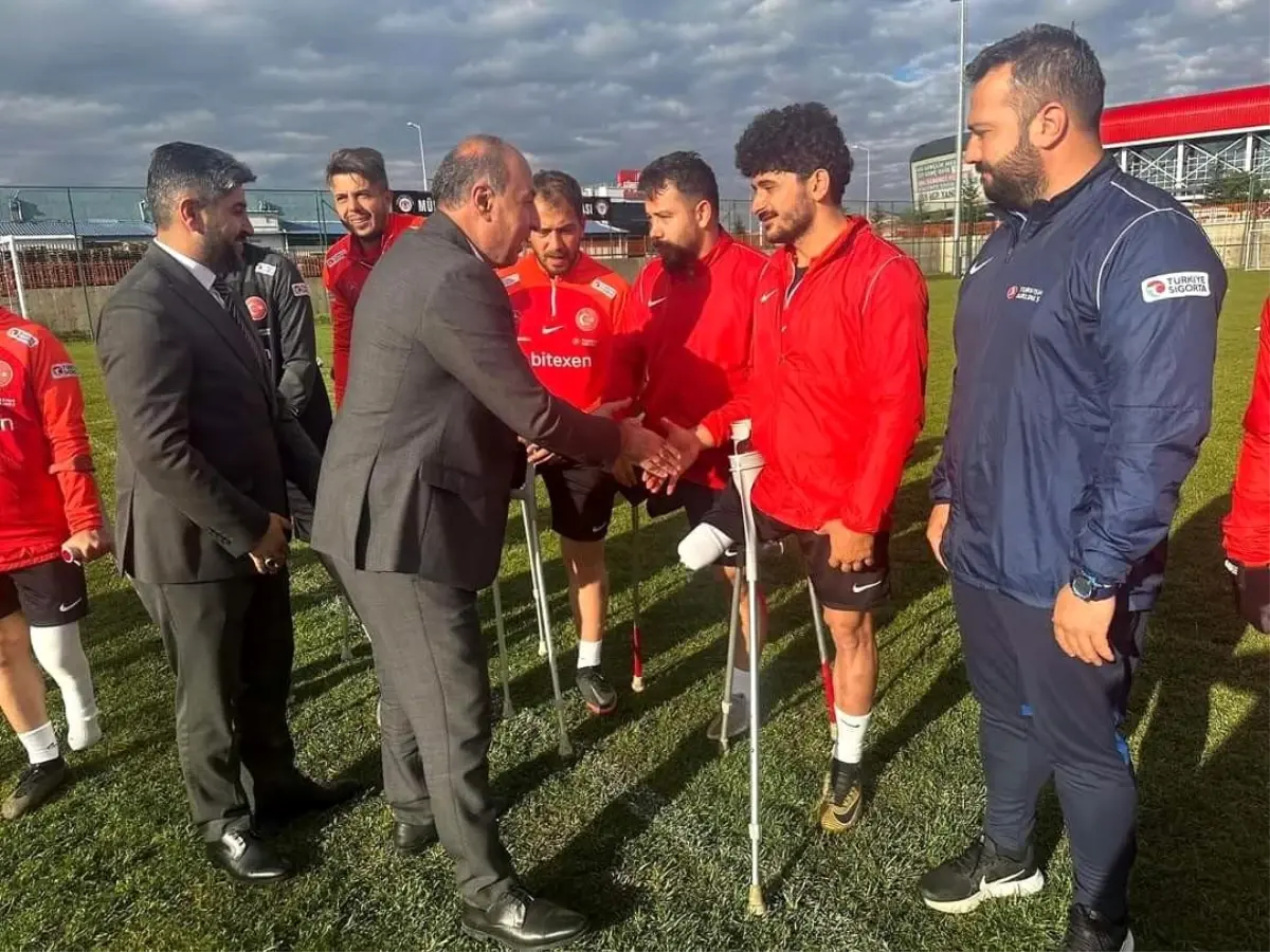 Alaca Belediye Başkanı Şerif Arslan, Ampute Futbol Milli Takımı\'nı ziyaret etti