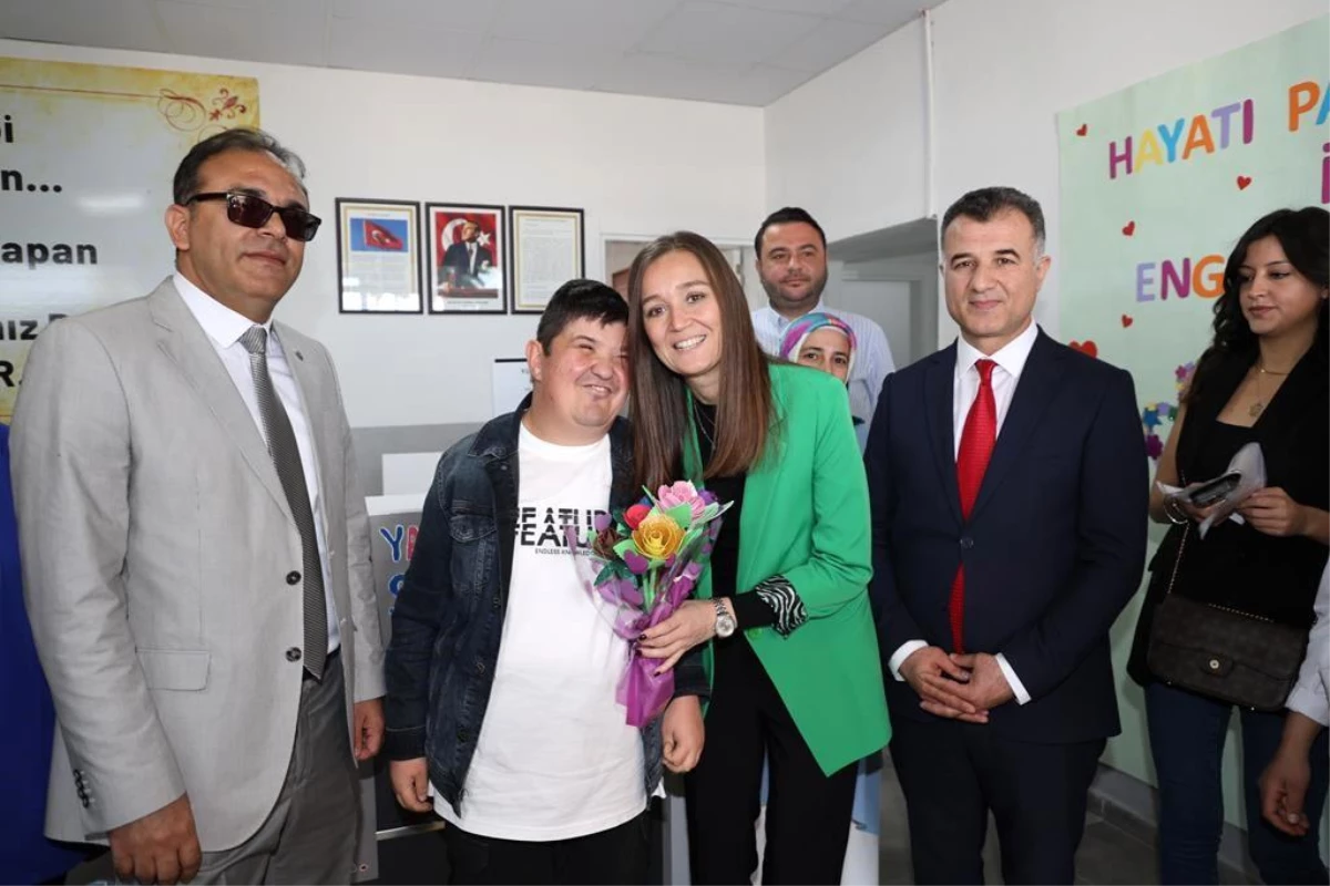 Şehzadeler Belediye Başkanı Engelsiz Yaşam Merkezi\'nde Gençlerle Buluştu