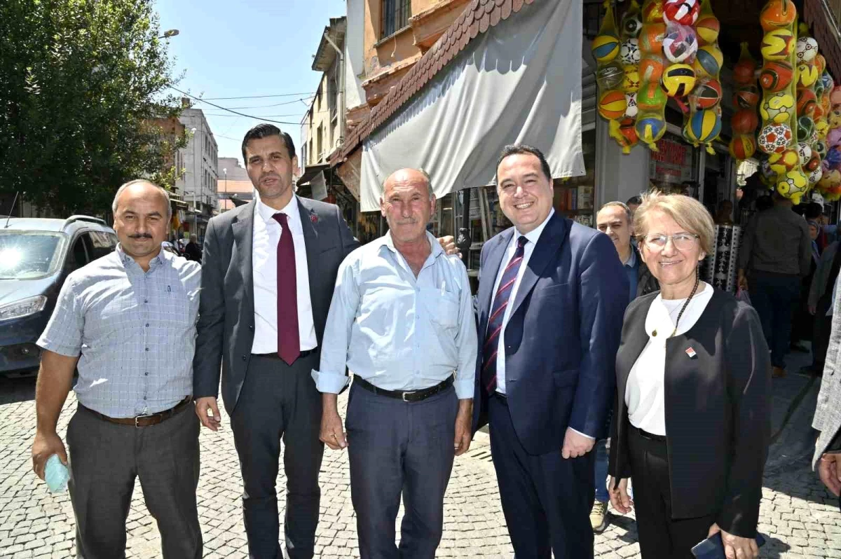 Manisa Büyükşehir Belediye Başkanı Ferdi Zeyrek, Akhisar semt pazarını ziyaret etti