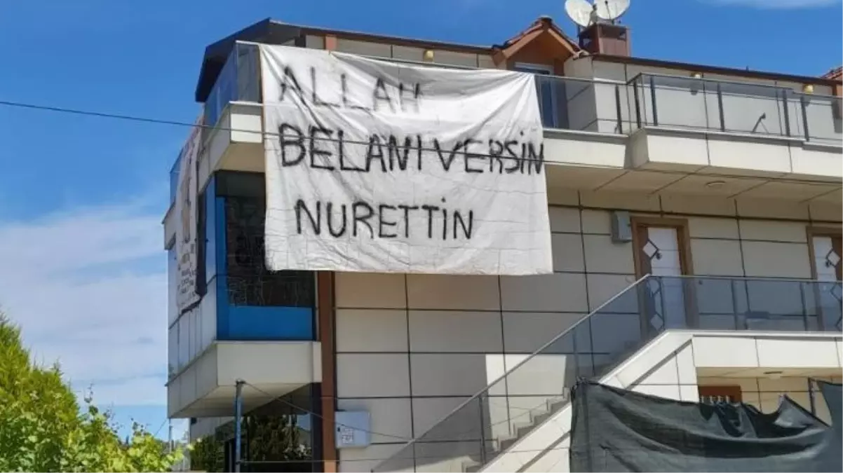 Binaya asılan "Allah belanı versin Nurettin" yazılı pankart vatandaşları şaşırttı