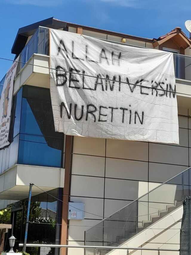 Binaya asılan 'Allah belanı versin Nurettin' yazılı pankart vatandaşları şaşırttı