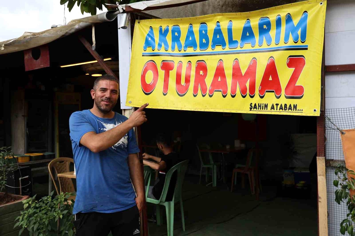 Adana\'da İş Yeri Sahibi Akrabalarından Zarar Görünce \'Akrabalarımız Giremez\' Dövizleri Astı