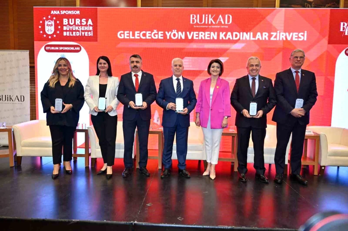 Bursa Büyükşehir Belediye Başkanı Mustafa Bozbey, Kadınların Güvenli Bir Kentte Yaşamaları Gerektiğini Söyledi