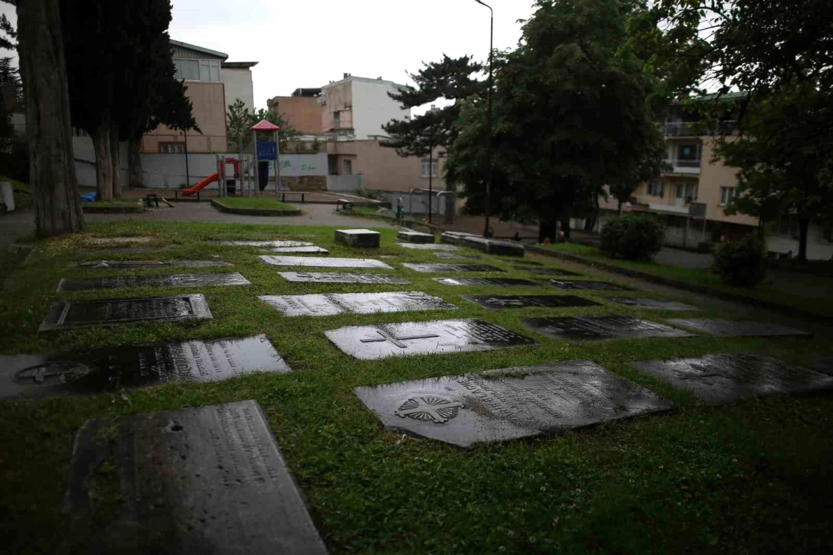 Bursa\'da bulunan Fransız Mezarlığı tarihi mezar taşlarıyla dikkat çekiyor