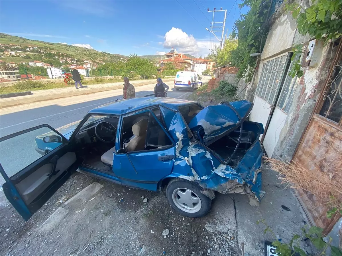 Çorum\'un Bayat ilçesinde ticari araca çarpan otomobilin sürücüsü yaralandı