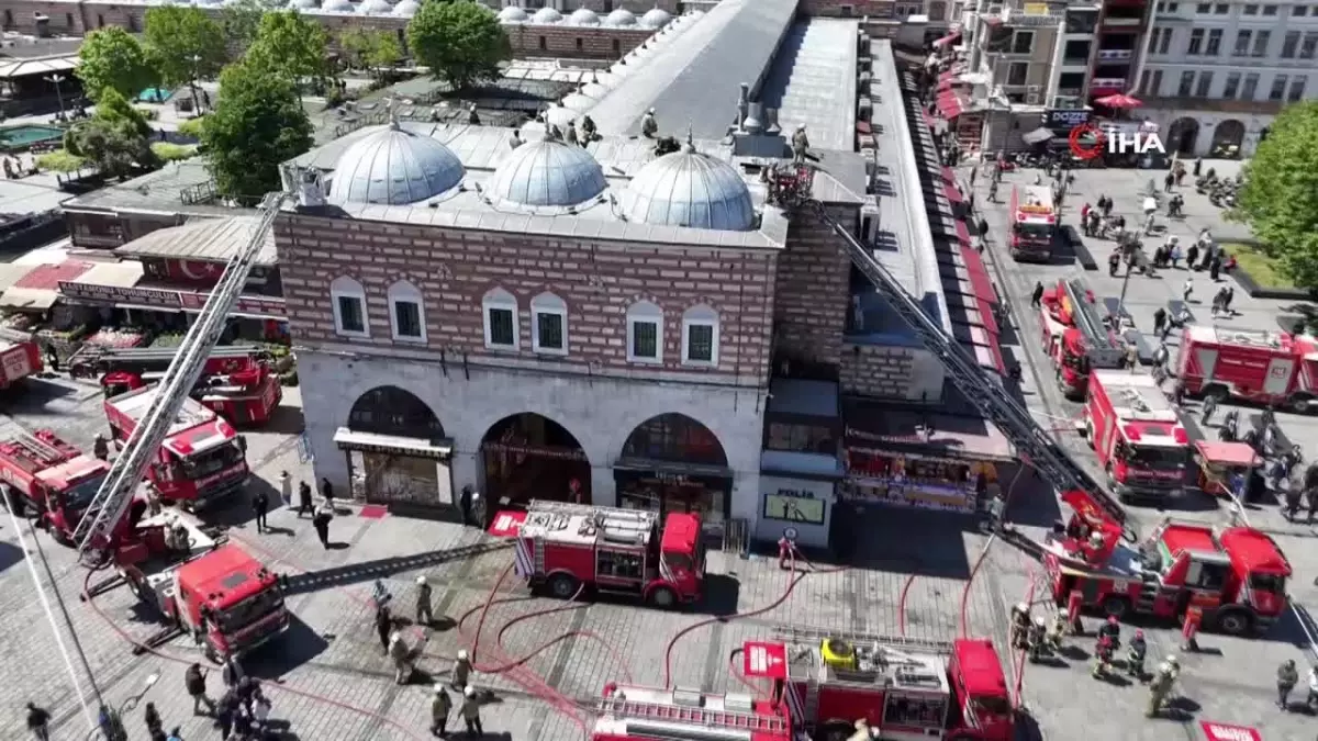 Eminönü Mısır Çarşısı\'nda çatı yangını