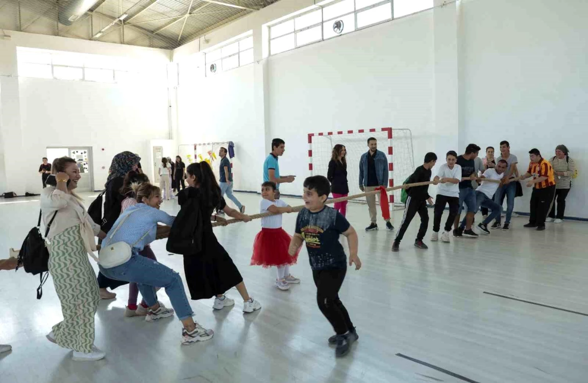 Antalya Büyükşehir Belediyesi Özel Eğitim ve Rehabilitasyon Merkezi Öğrencileri Engelliler Haftası\'nda Eğlendi