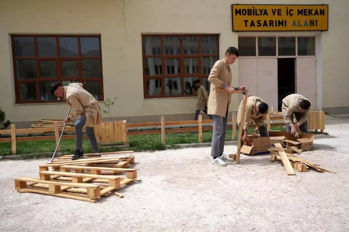 Bayburt Mesleki ve Teknik Anadolu Lisesi Öğrencileri Atık Malzemeleri Geri Dönüştürerek Üretim Yapıyor