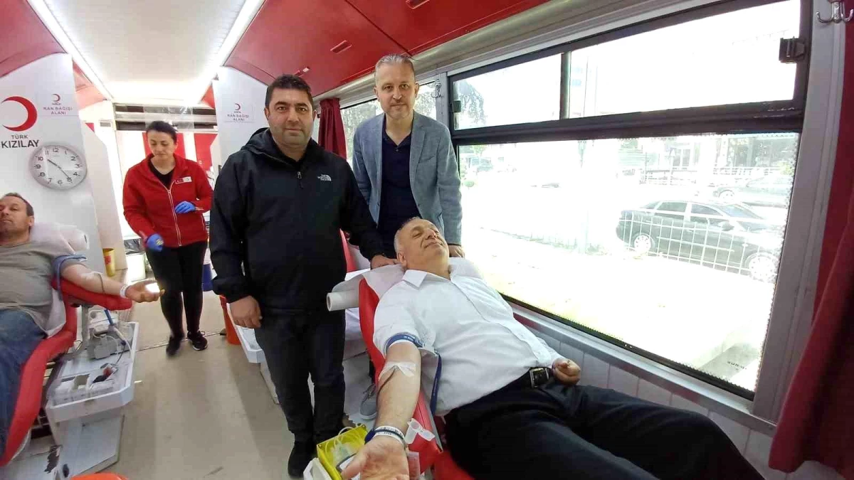 Türkiye Beyazay Genel Başkanı Lokman Ayva, Düzce\'de Kan Bağışında Bulundu
