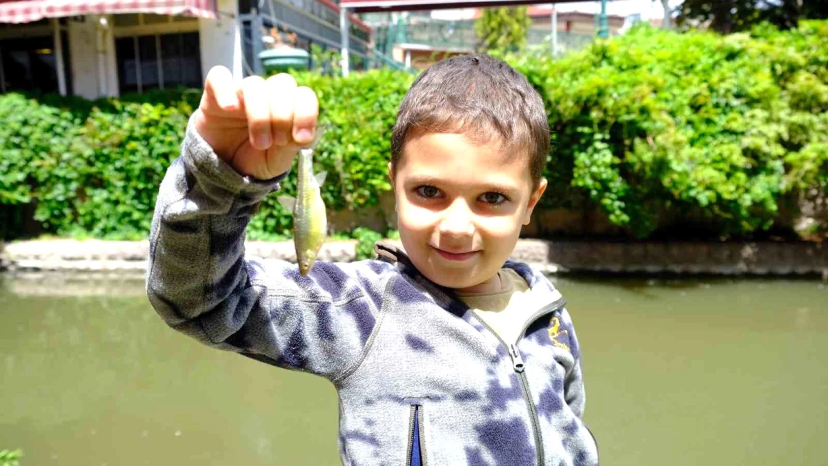 Eskişehir\'de Vatandaşlar Havaların Isınmasını Fırsat Bilerek Balık Tutuyor