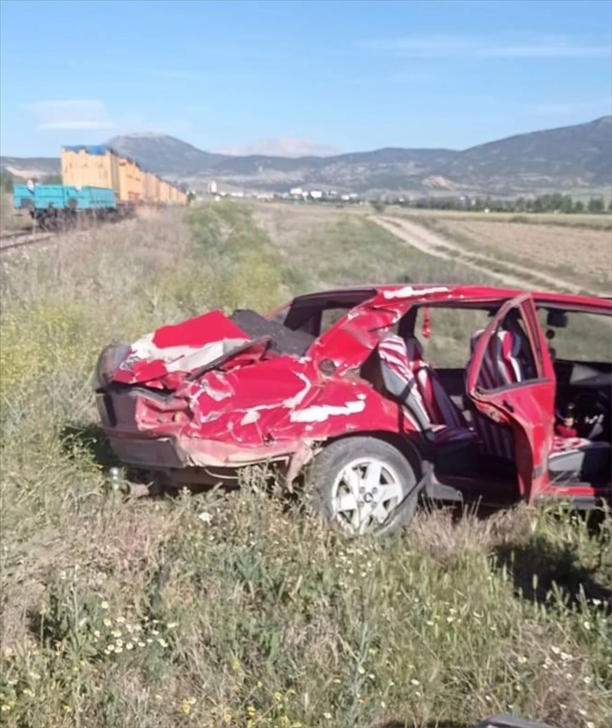 Isparta\'da Yük Treni Otomobile Çarptı: 3 Yaralı