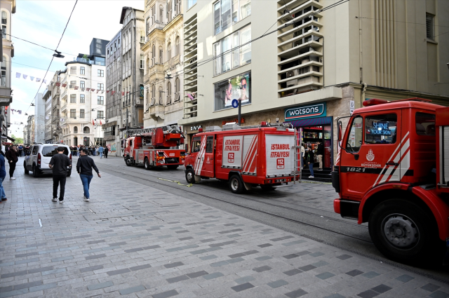 İstiklal Caddesi'nde mağazada yangın! Polis bölgeyi boşaltıyor