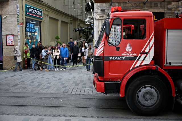 İstiklal Caddesi'nde mağazada yangın! Polis bölgeyi boşaltıyor