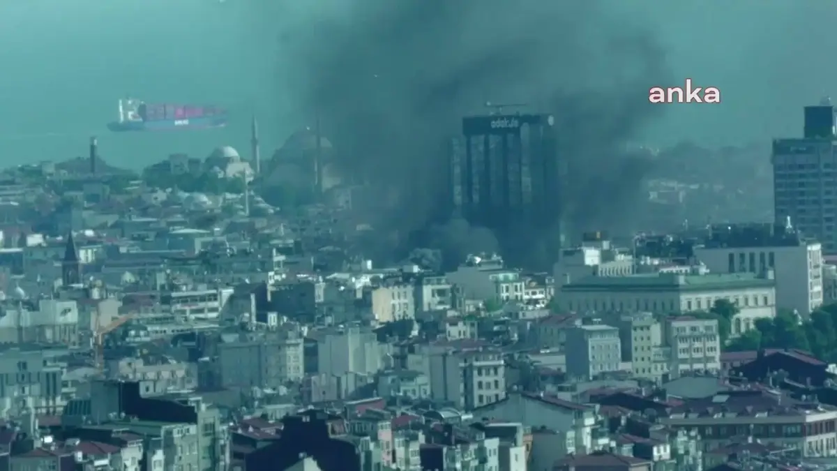 İstiklal Caddesi\'nde Mağaza Çatısında Yangın Çıktı