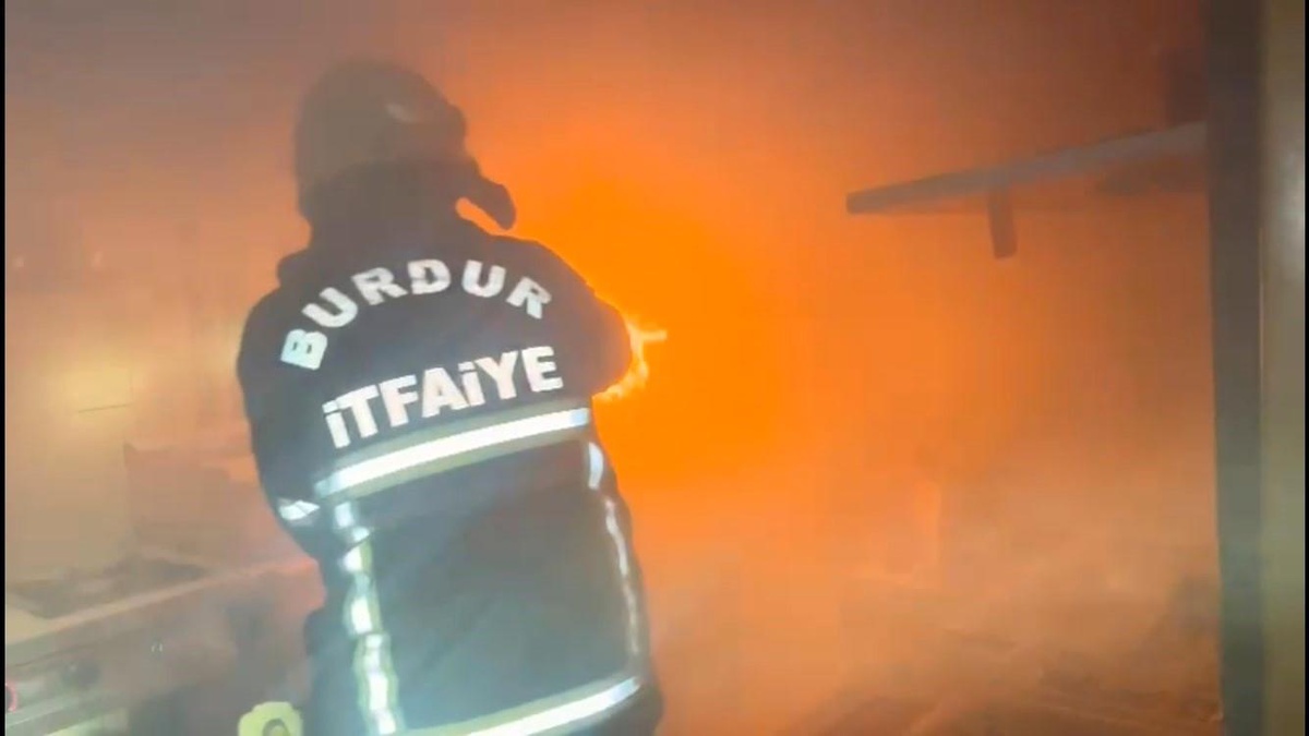 Burdur\'da bir kafede çıkan yangın itfaiyenin hızlı müdahalesiyle söndürüldü