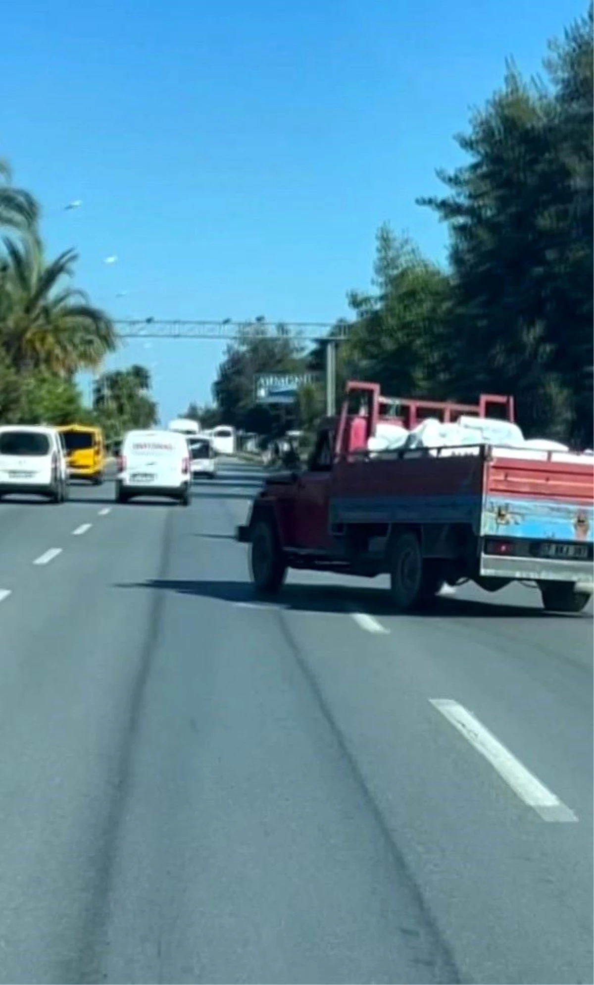 Alanya\'da kamyonet sürücüsünün tehlikeli hareketleri kamerada