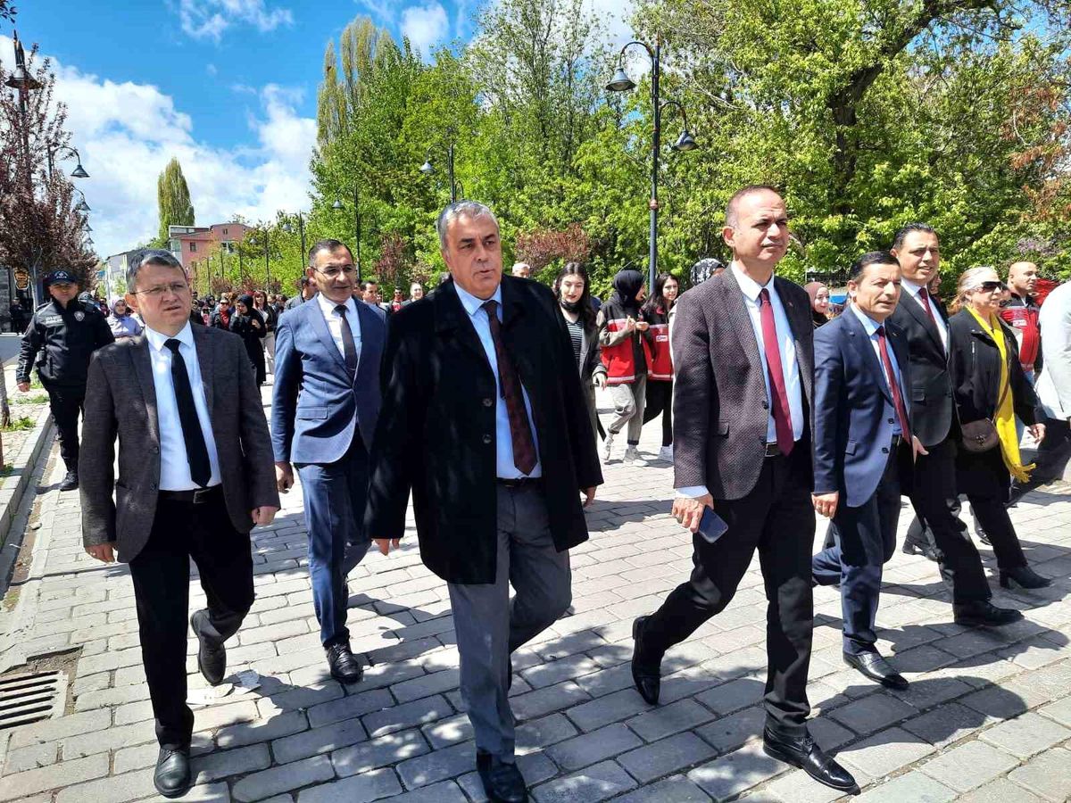Kars\'ta Aile Haftası etkinlikleri kapsamında kortej yürüyüşü düzenlendi