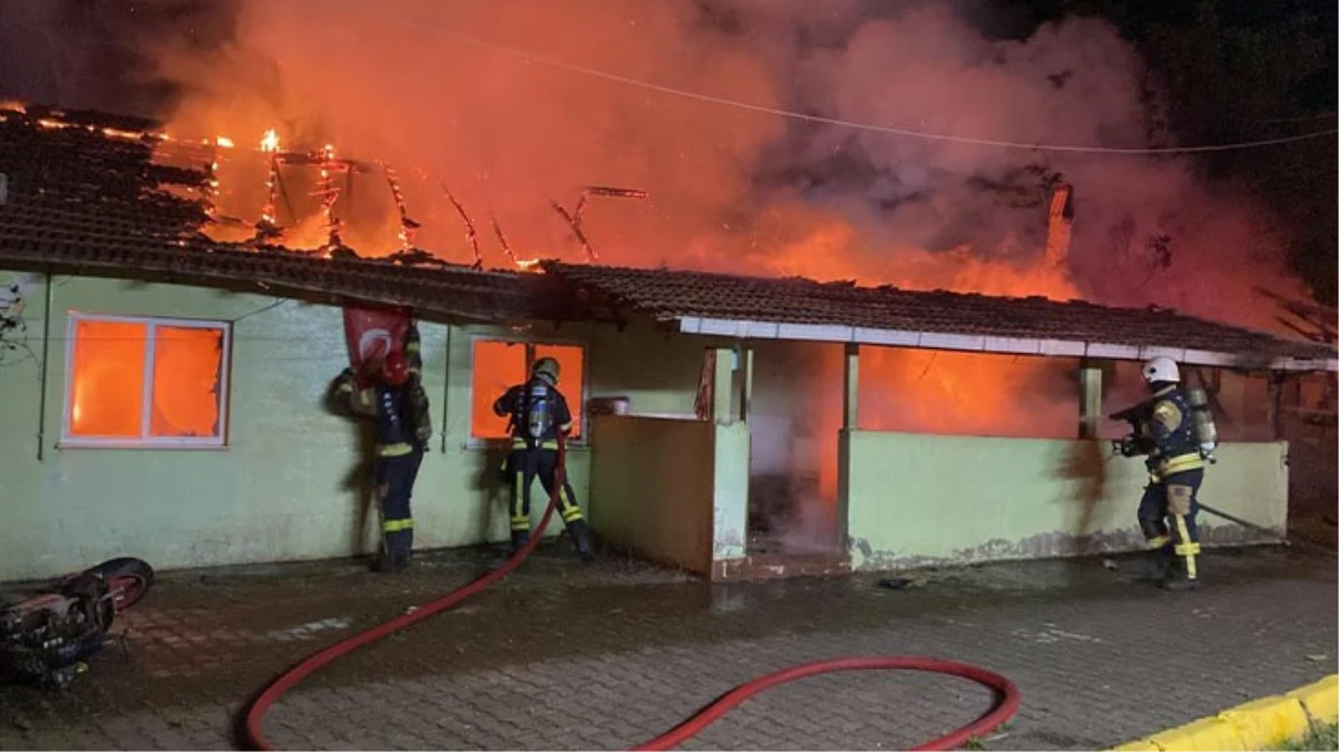 Alkollü şahıs, annesiyle içinde bulunduğu evi yaktı