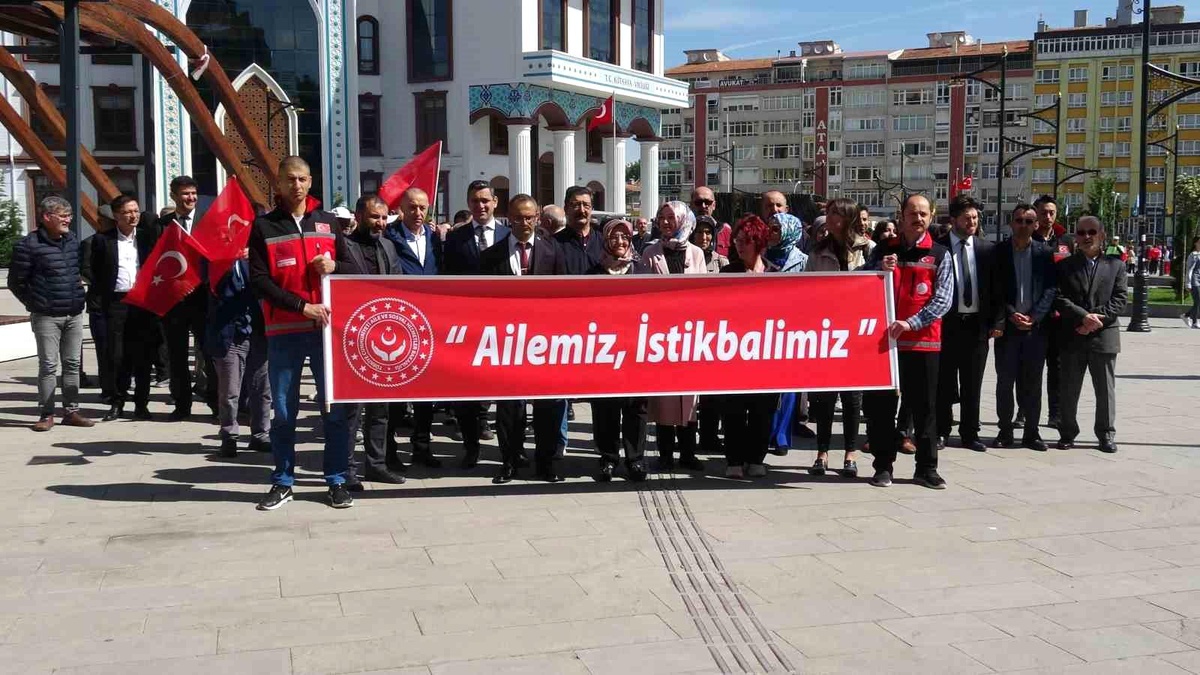Kütahya\'da Aile Haftası etkinlikleri kapsamında yürüyüş gerçekleştirildi