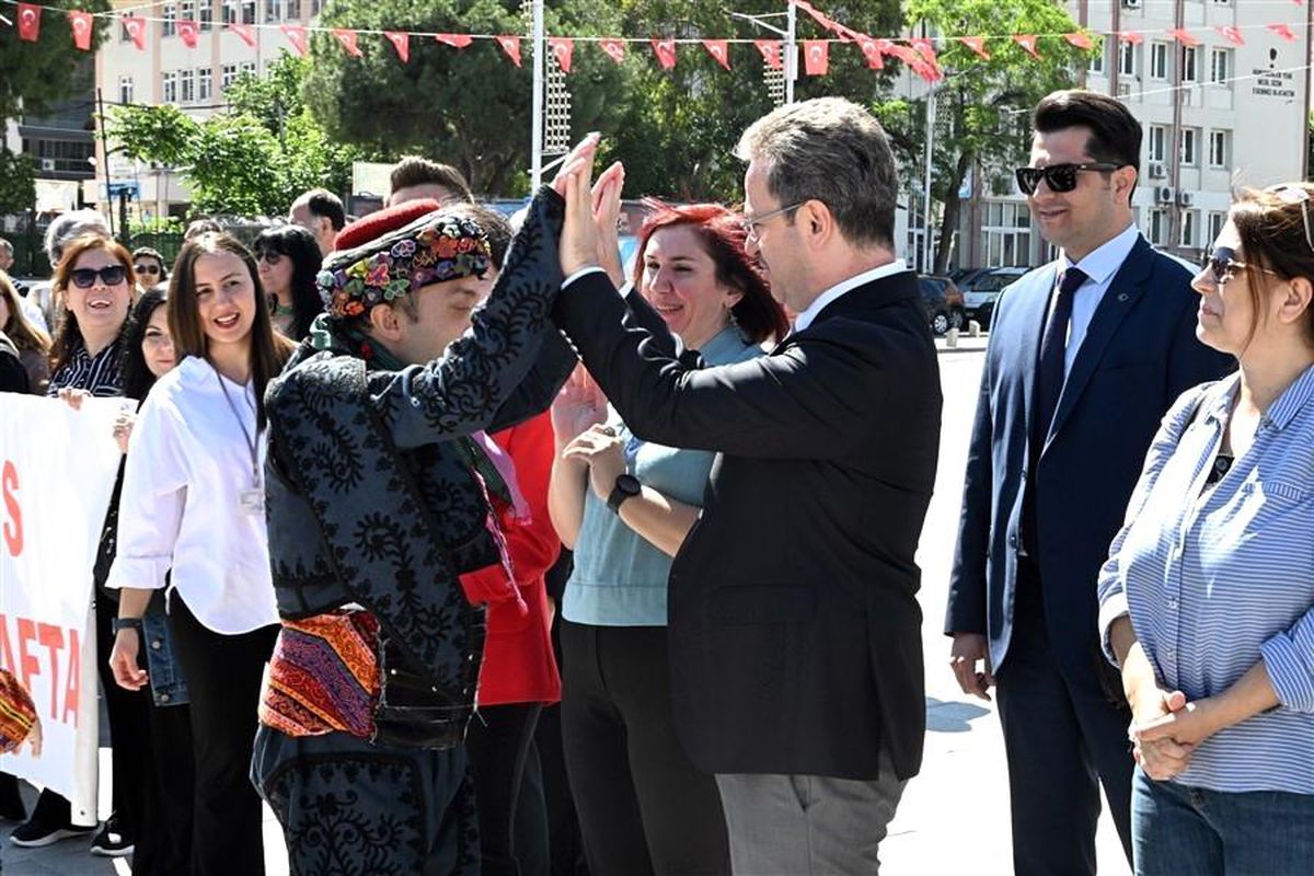 Manisa Valisi Enver Ünlü Engelliler Haftası kortej yürüyüşüne katıldı