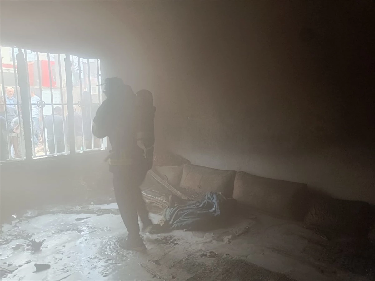 Mardin Kızıltepe\'de çıkan yangında 3 kişi dumandan etkilendi