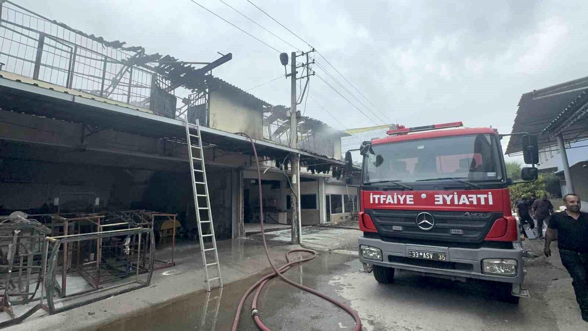 Mersin\'de Sanayi Sitesinde Çıkan Yangın Söndürüldü
