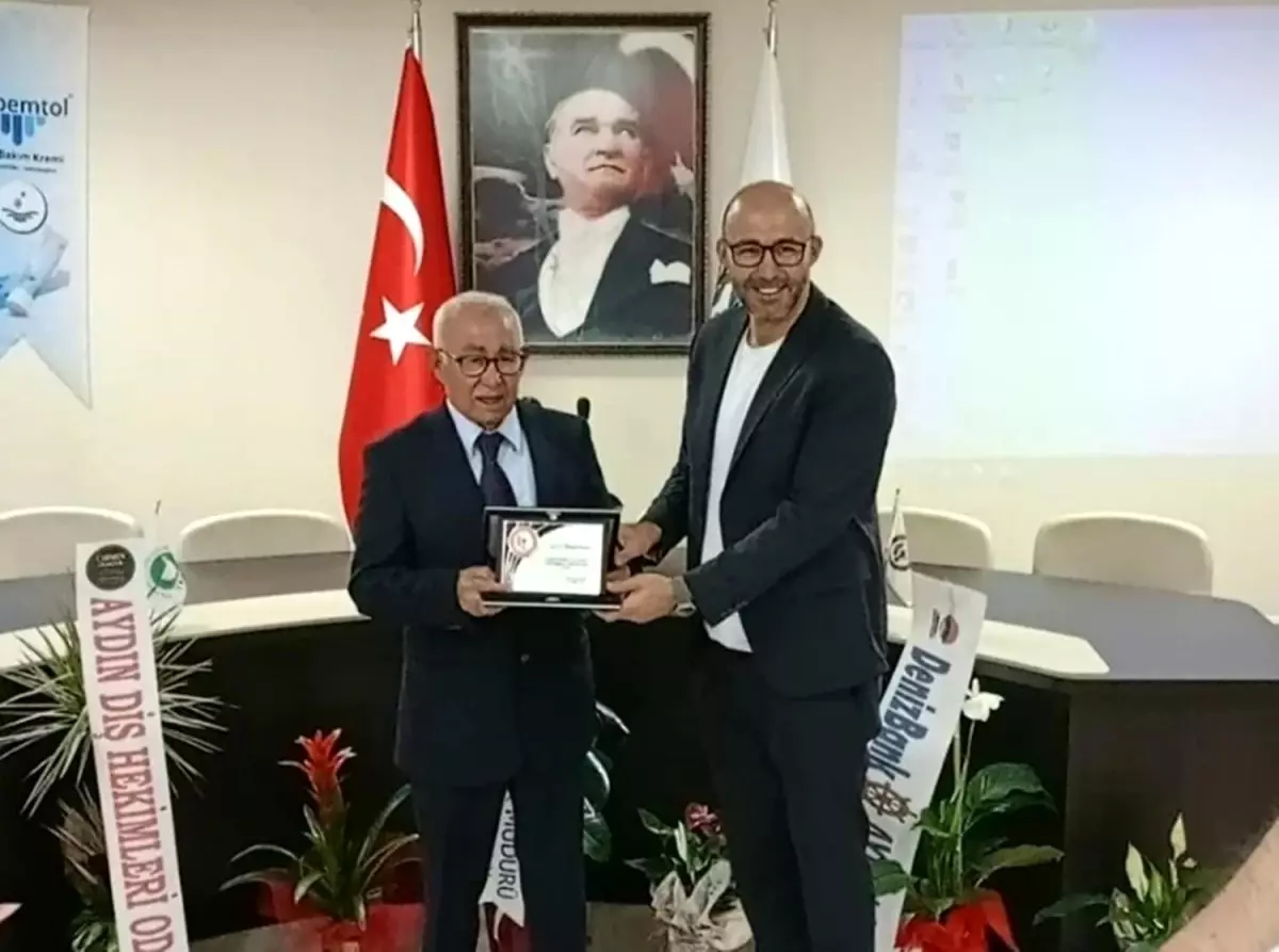 Aydın Eczacı Odası\'ndan Mehmet Zencirci\'ye plaket takdimi