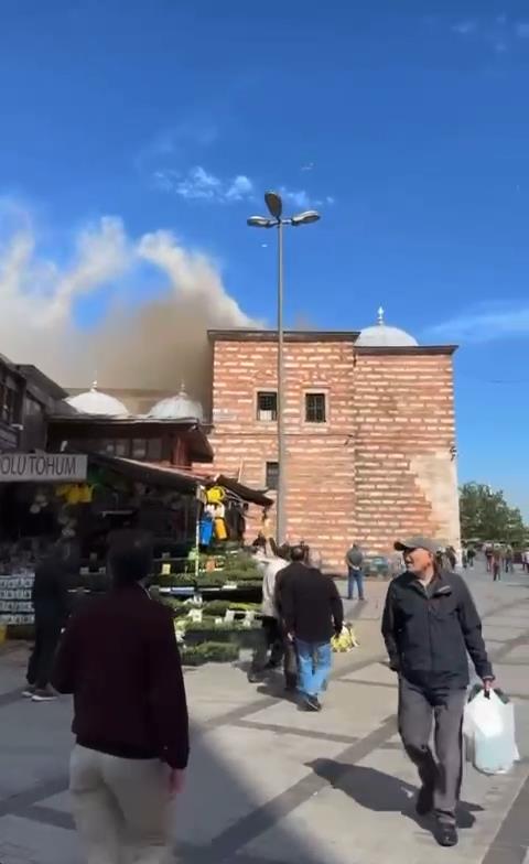 Mısır Çarşısı'ndan alevler yükseldi! İtfaiye ekiplerinin çalışması sürüyor