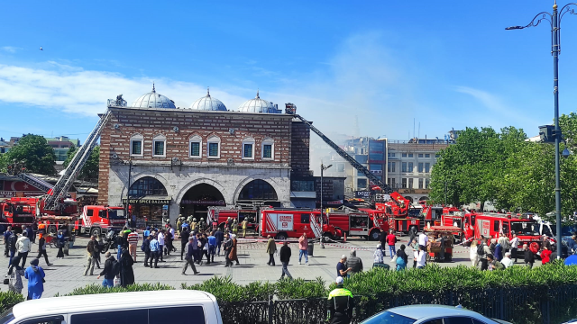 Mısır Çarşısı'ndan alevler yükseldi! İtfaiye ekiplerinin çalışması sürüyor