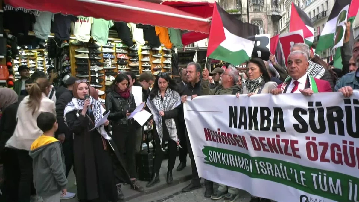 Filistinliler İstanbul\'da Filistin Halkıyla Dayanışma Yürüyüşü Gerçekleştirdi