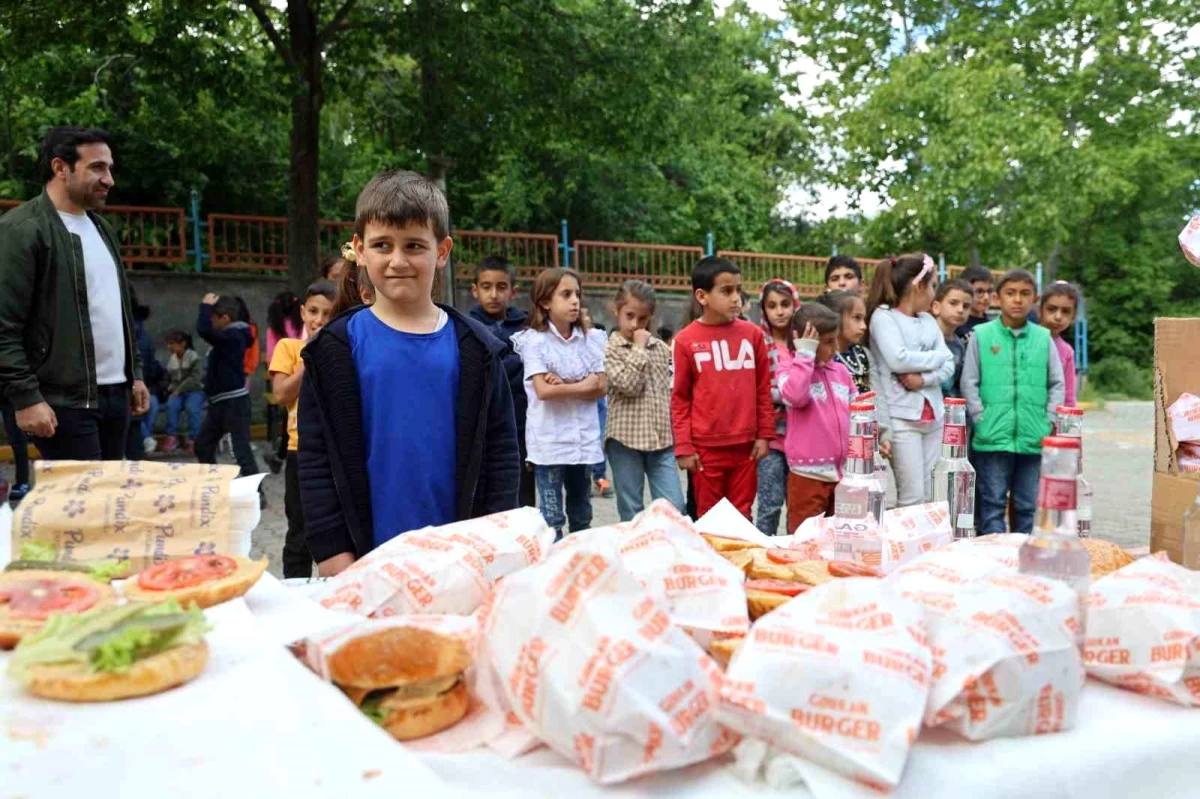 Hayırseverin desteğiyle Hazar köyündeki öğrencilerin hamburger hayali gerçek oldu