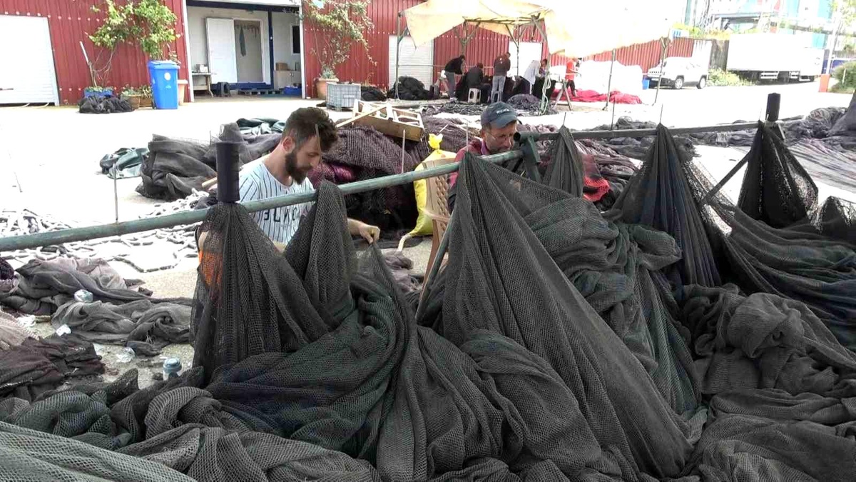 Rizeli Balıkçılar, Denizlerdeki Av Yasağıyla Teknelerini Onarıyor