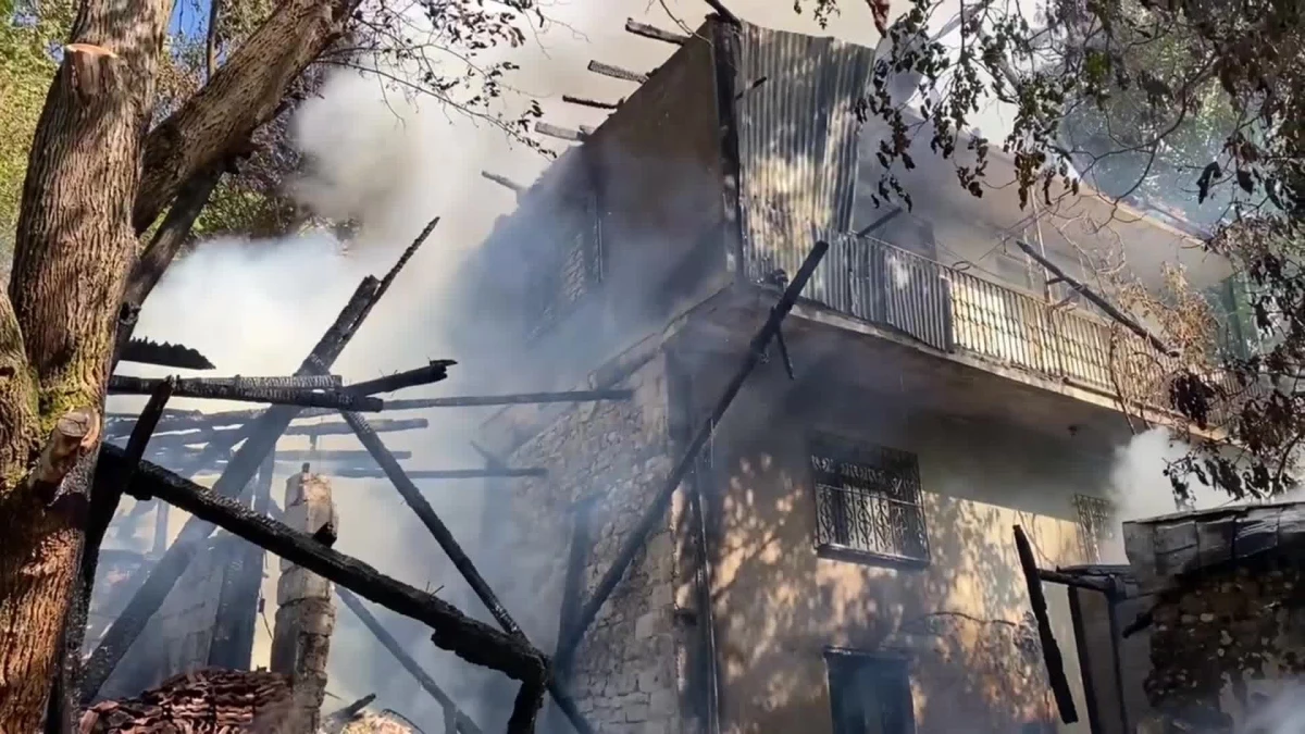 Safranbolu\'da İki Katlı Evde Yangın Çıktı