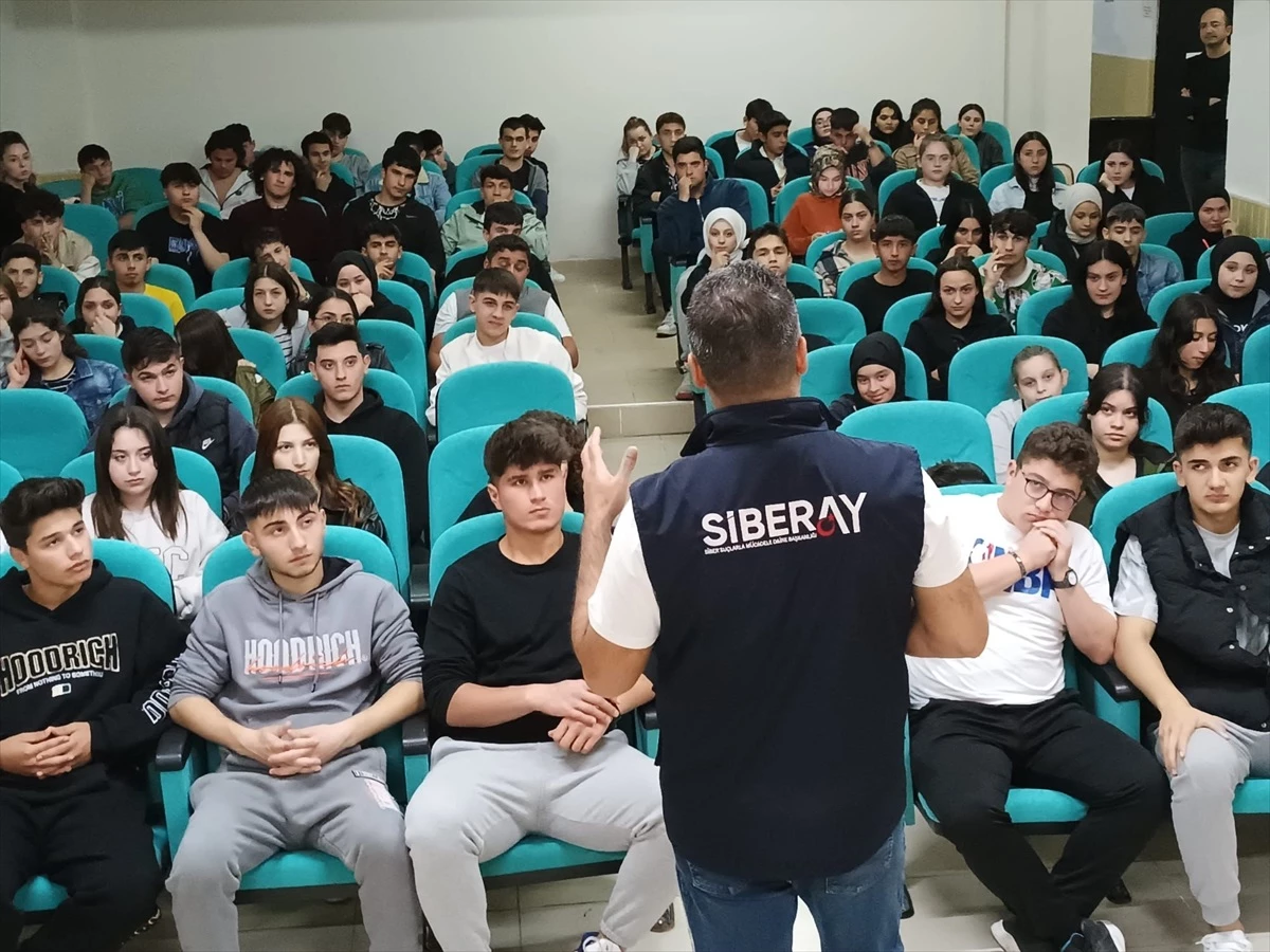 Salıpazarı\'nda lise öğrencilerine siber güvenlik ve teknoloji bağımlılığı semineri verildi