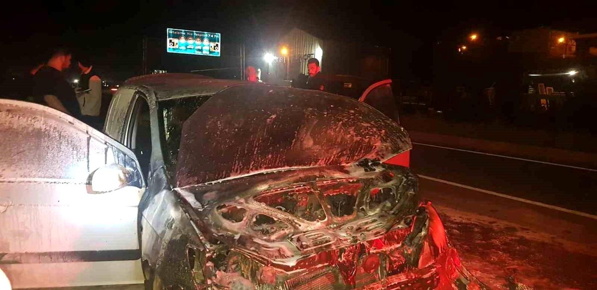 Antakya\'da seyir halindeki otomobilde yangın çıktı