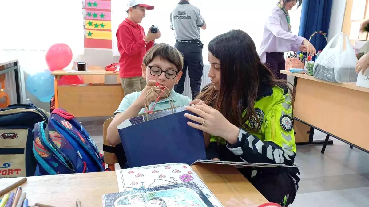 Düzce Şehit Teğmen Uğur Altan İlkokulu Özel Eğitim Anaokulunda Polislerden Sürpriz