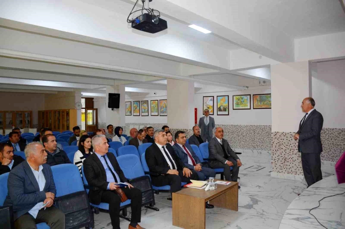 Afyonkarahisar İl Milli Eğitim Müdürü Miraç Sünnetci, LGS ve YKS sınavlarına hazırlık ve süreç değerlendirme toplantısı düzenledi