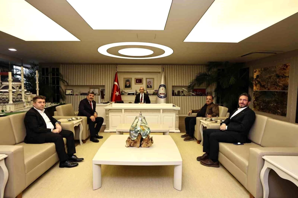 GAHİB Başkanı Zeynal Abidin Kaplan ve yönetimi Şahinbey Belediye Başkanı Mehmet Tahmazoğlu\'nu ziyaret etti
