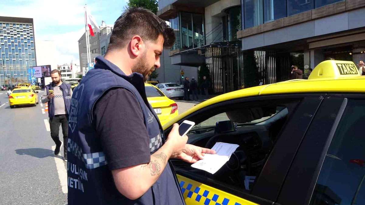 Taksim Meydanı\'nda Ticari Taksilere Denetim: 10 Araç Trafikten Men Edildi
