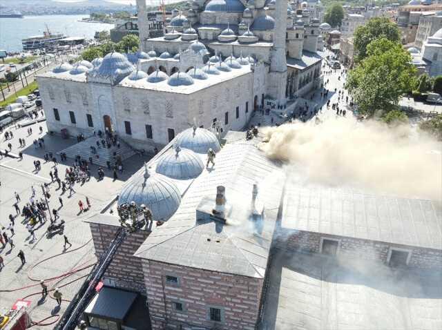 Tarihi Mısır Çarşısı'nda yangın! Çatıya sıçrayan alevler söndürüldü