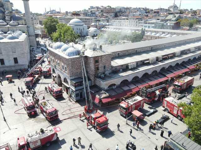 Tarihi Mısır Çarşısı'nda yangın! Çatıya sıçrayan alevler söndürüldü