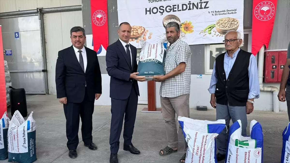 Mersin\'in Tarsus ilçesinde çiftçilere hibe destekli soya tohumu dağıtıldı