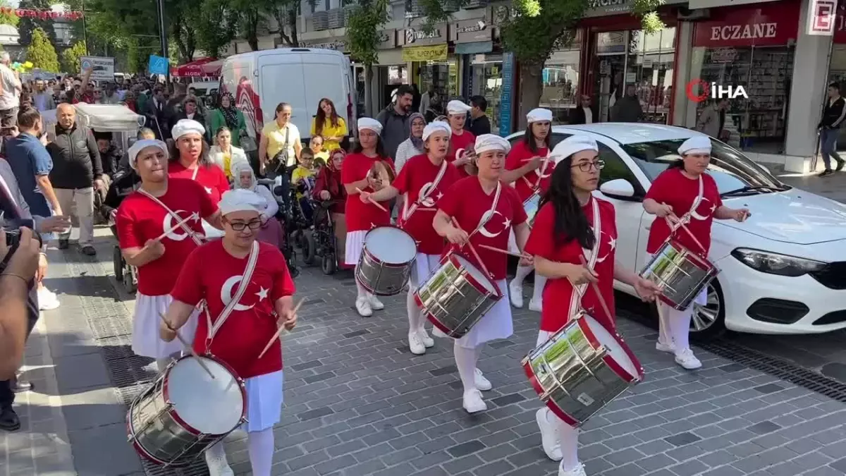 Uşak\'ta Engellilere Farkındalık Yürüyüşü Gerçekleştirildi