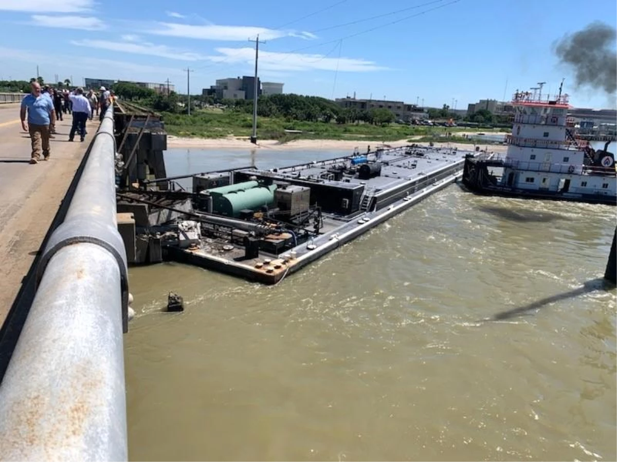 ABD\'nin Texas eyaletinde dev bir mavnanın köprünün ayaklarına çarpması sonucu köprü trafiğe kapatıldı