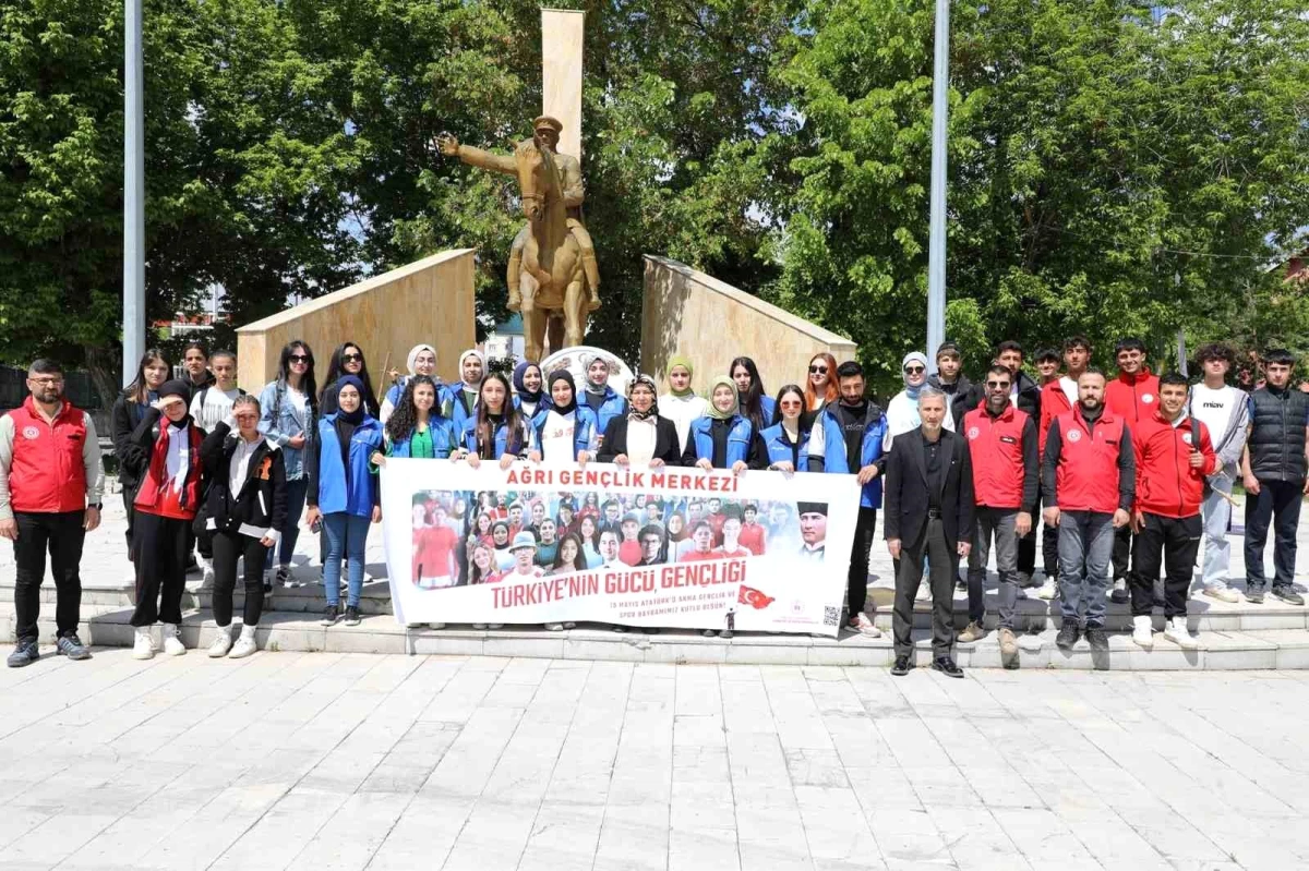 Ağrı'da Gençlik Haftası kapsamında Atatürk Anıtı'nda çelenk sunma töreni düzenlendi