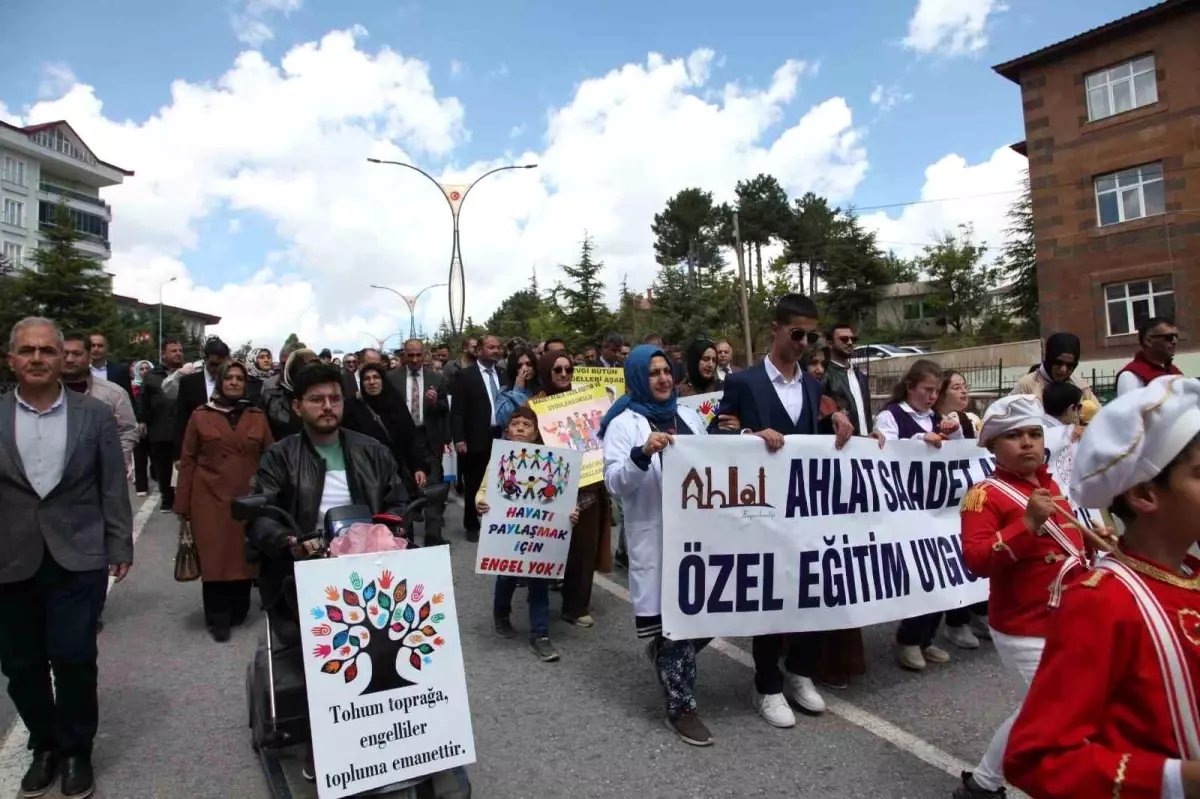 Ahlat\'ta Engelliler İçin Farkındalık Yürüyüşü Düzenlendi